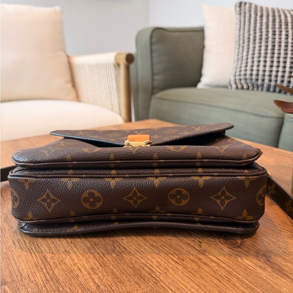 Louis Vuitton Brown Monogram Handbag - Picture 4 of 10